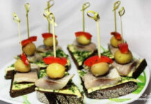 Закуска из черного хлеба с сельдью